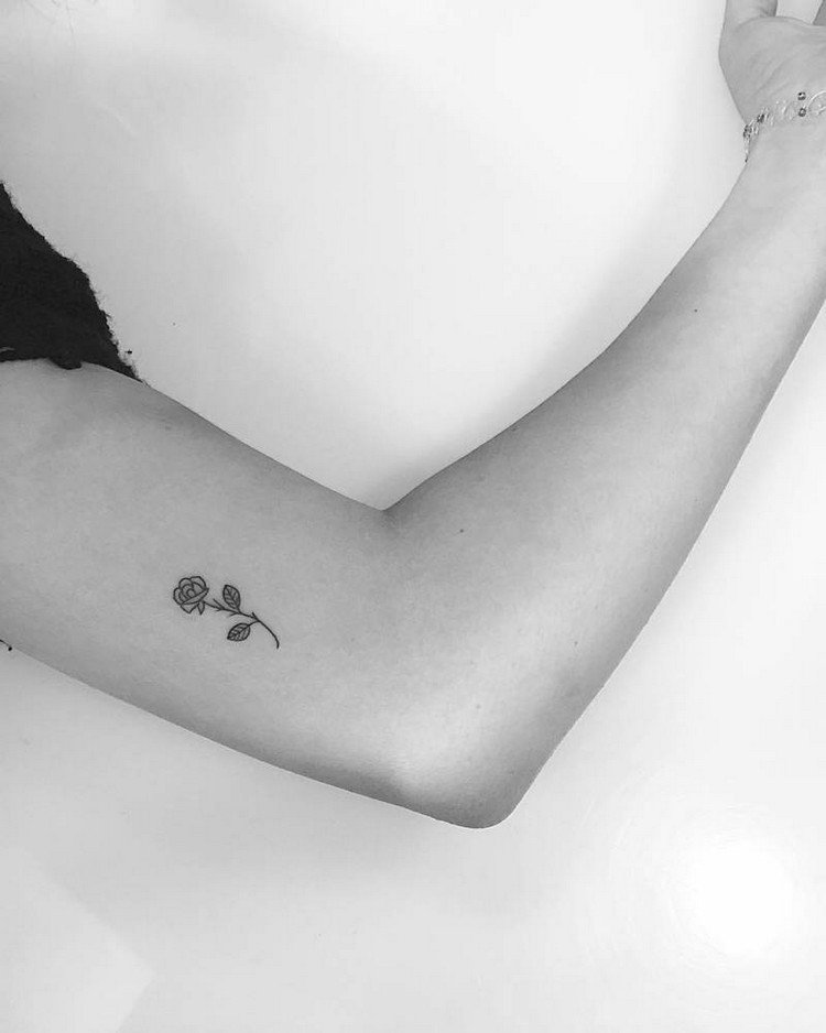 tatuering-idéer-kvinnor-inre-arm-ros-liten