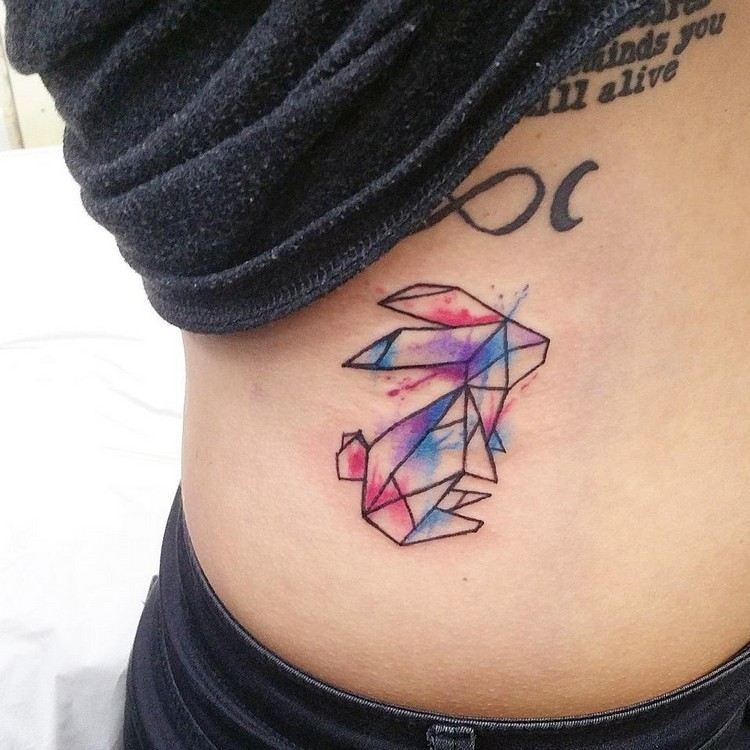 tatuering-idéer-kvinnor-geometrisk-akvarell-trend