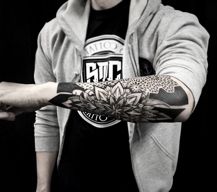 tatuering-idéer-män-underarm-blackwork