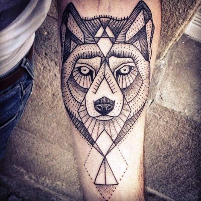 varg-tatuering-design-geometrisk-illustration-modern-underarm-design