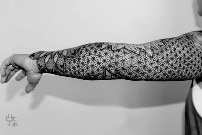 tatuering-idéer-för-män-rutnät-blommig-geometrisk-chaim-machlev