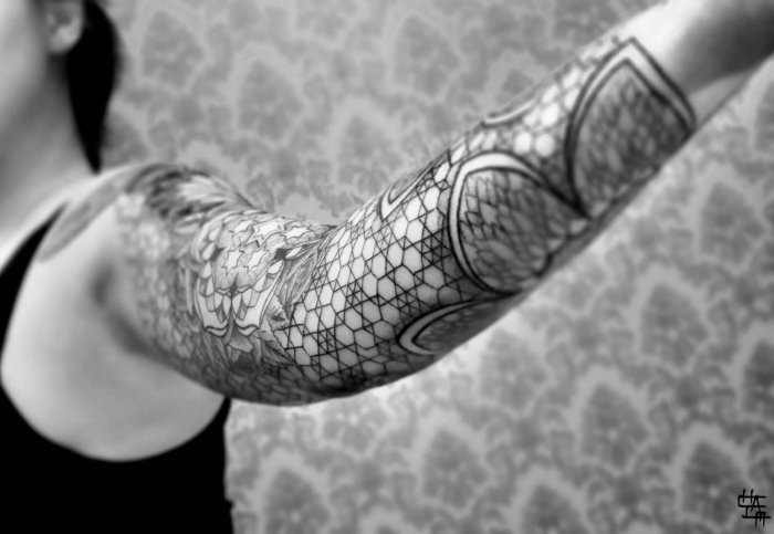 grid-tattoo-motiv-stars-geometric-pattern-chaim-machlev