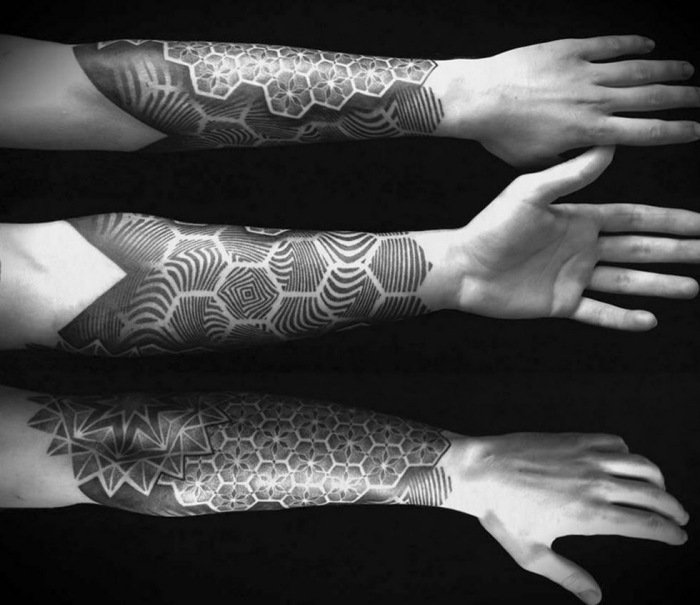 tatuering-idéer-för-män-vänster-arm-under-inuti-geometrisk