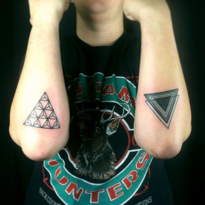 pyramid-tatuering-idéer-för-män-underarm-topp