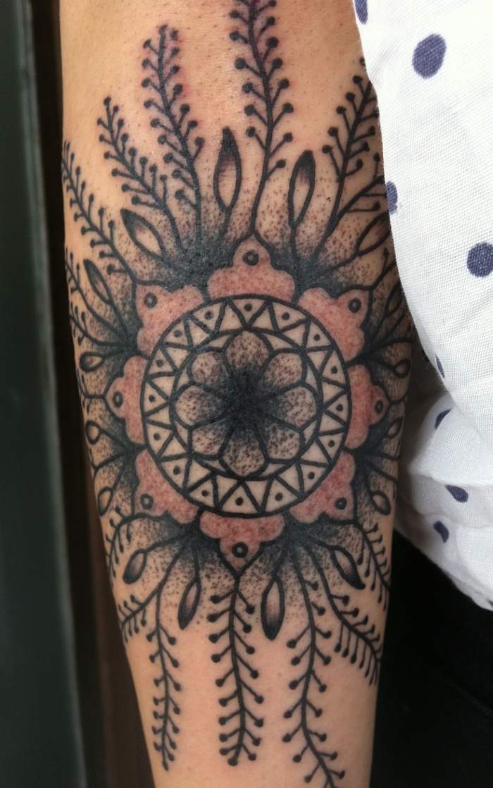 tatuering-idéer-blommig-mandala-män-arm-tatuering-stil-mallar
