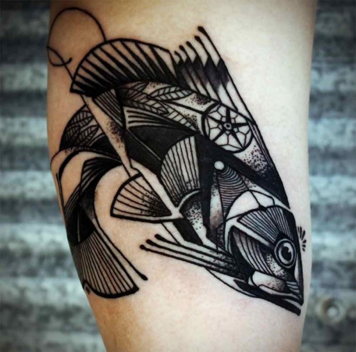 tatuering-idéer-för-män-stiliserade-fisk-underarm-ben-motiv
