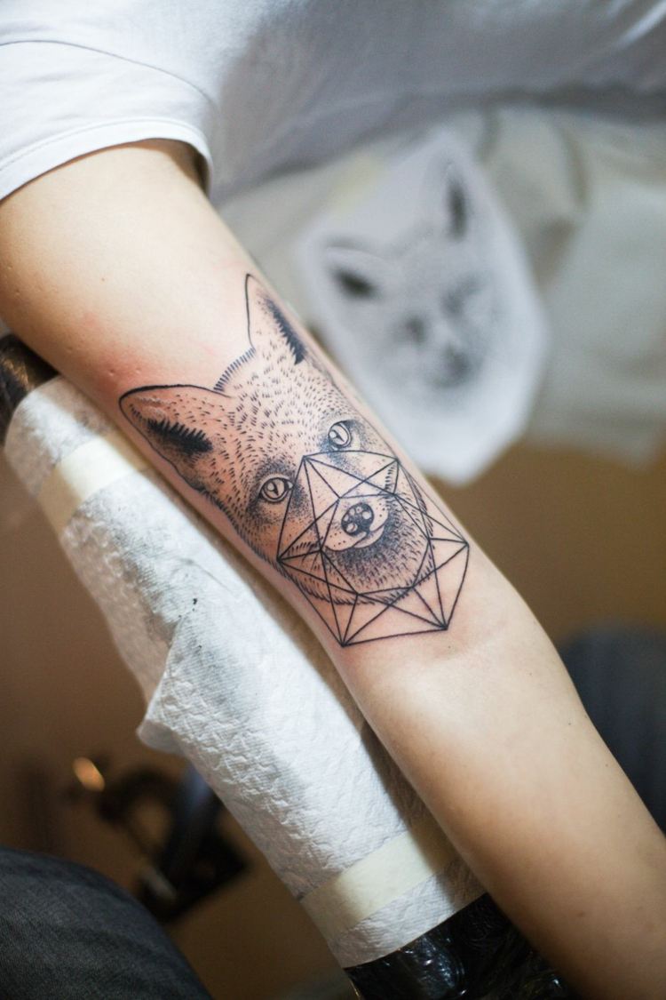 Valentin Hirsch tatuerare artist geometriska tatueringar trend tatuerare Tyskland
