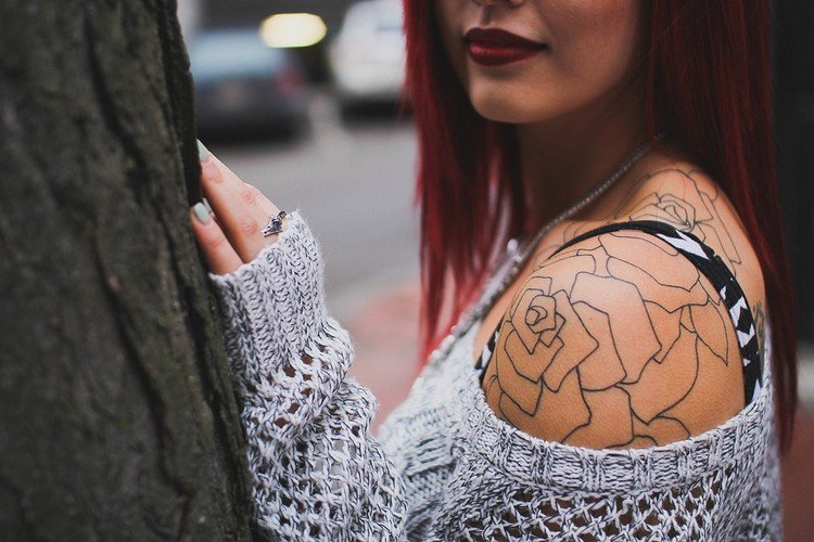axeltatuering ros tatuering kvinna tröja kombinera utomhus på trädet