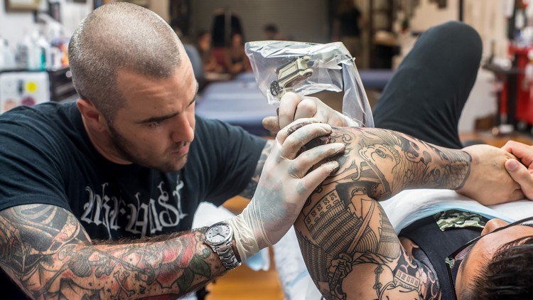 tatuerare på jobbet överarm tatuering i studio