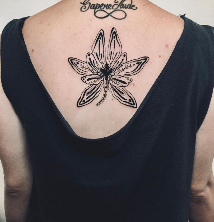 Tatueringsdesign för tillbaka kvinnor trollslända som betyder tatuering