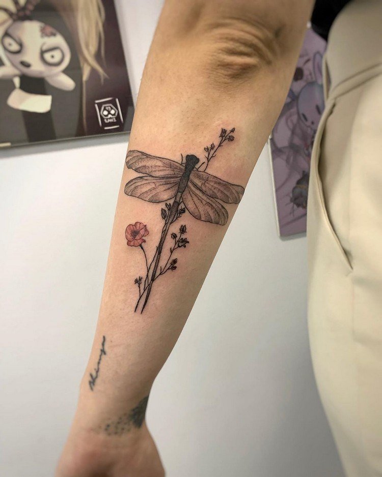 Underarms tatueringsdesign för kvinnor trollslända som betyder tatuering