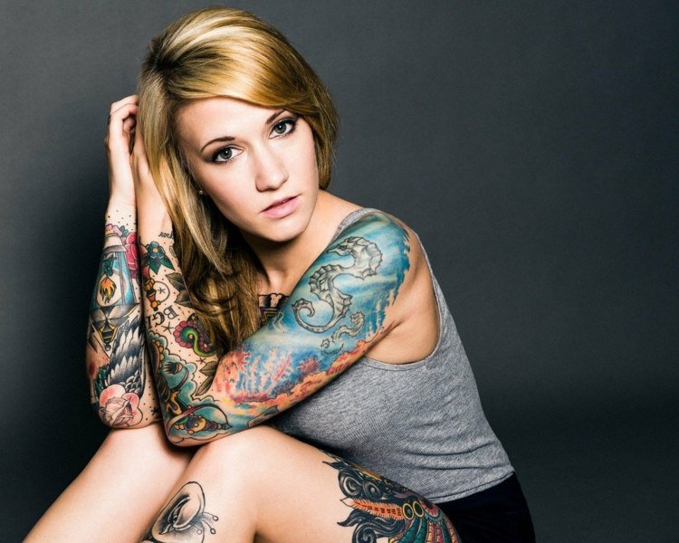 tatueringsmotiv idéer tatueringar kvinnor armben färgade mönster