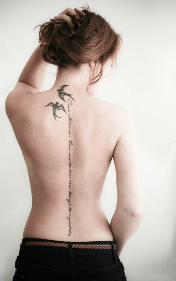 tatueringsmotiv tillbaka kvinna vanlig ryggrad tatuering bokstäver med prydnadsfåglar