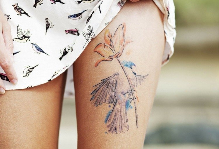 tatueringsmotiv lår-subtila-färger-fågel-blomma-minimalistisk-konstnärlig
