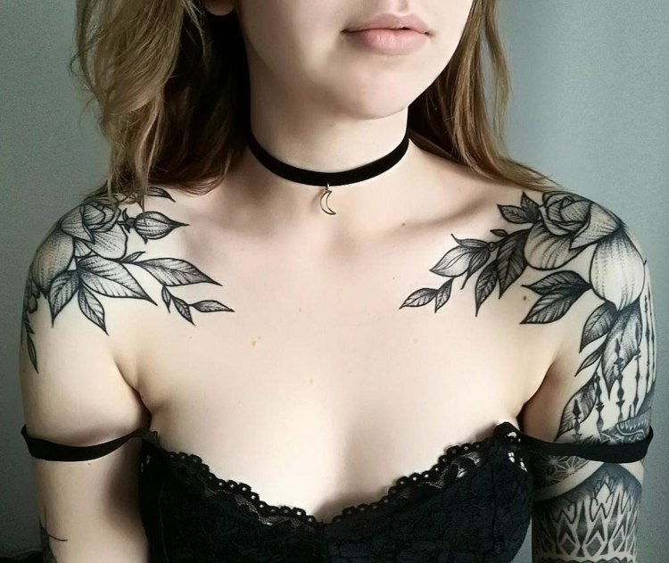 tatueringsmotiv feminin-axel-svart-vit-blommor-blommig