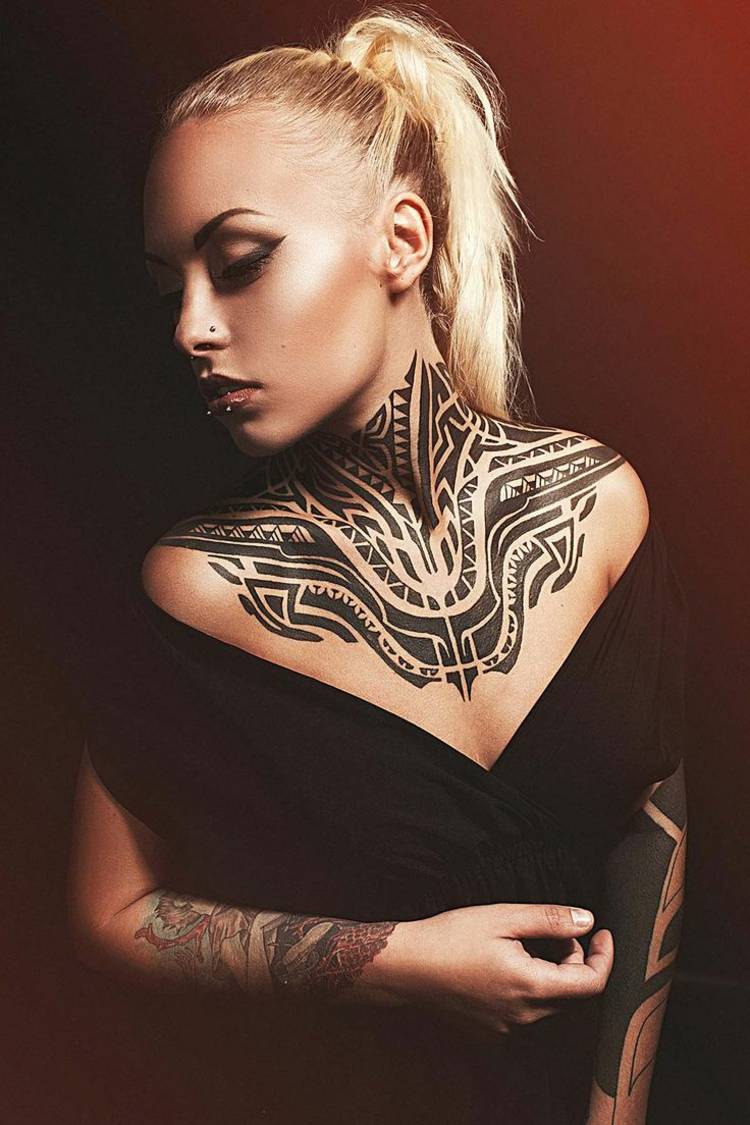 tatueringsmotiv damer bröstet decoltee hals tribal polynesisk underarm