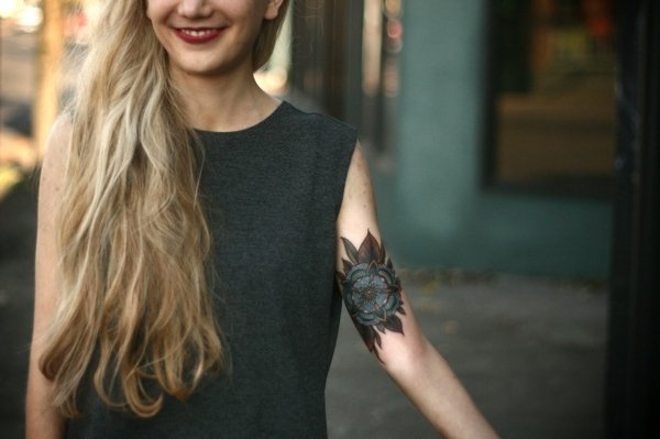 Tatuering-idéer-överarm-inuti-kvinnor-färgade