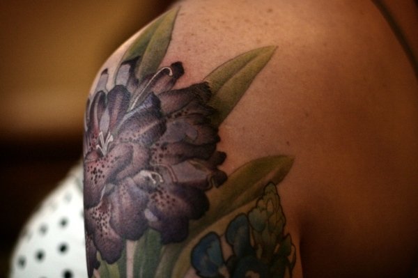 Tatuering-idéer-axelmotiv-kvinnor-blommor