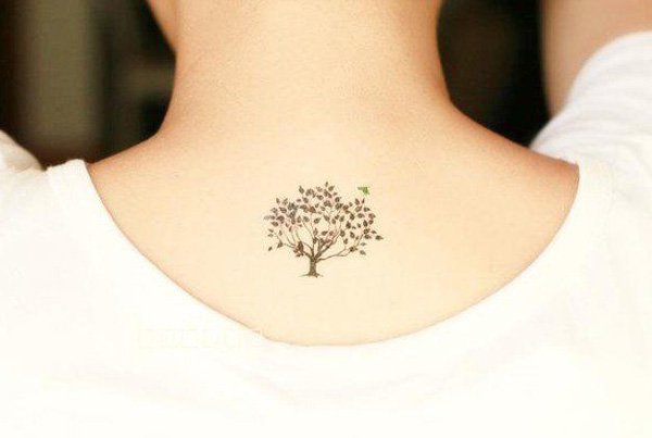 Tatuering-idéer-hals-rygg-träd-liten