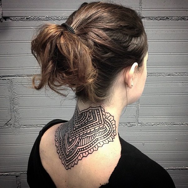Tatuering idéer nacke tillbaka Maori kvinna