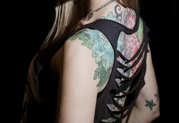 Tatuering-idéer-motiv-blommor-tillbaka-kvinnor