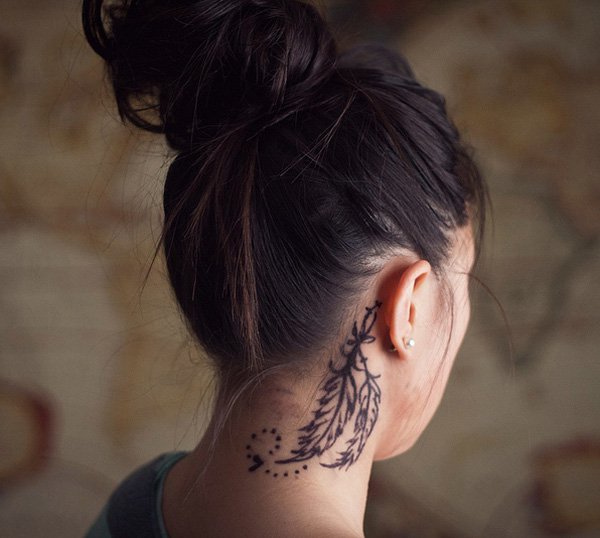Tatuering idéer fjäder hals kvinnor designer