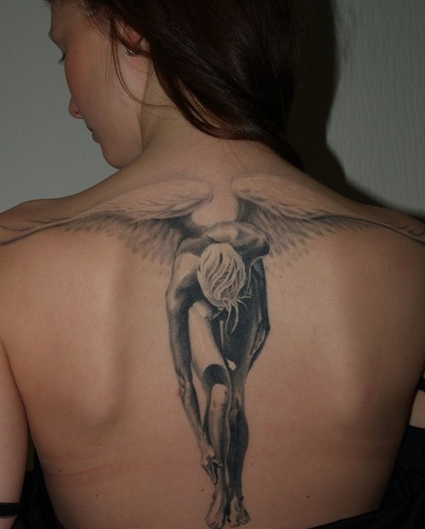 Tatuering-idéer-ängel-vingar-futuristiska-kvinnor-tillbaka