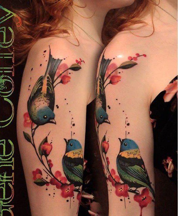 Tatueringsidéer överarmen akvarellfåglar