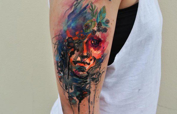 Tatuering idéer överarm akvarell kvinna designer