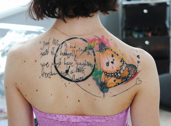 Tatuering-idéer-rygg-axelblad-skrifter-kvinnor