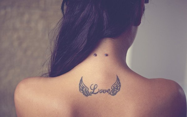 Tatueringsidéer änglavingar älskar teckensnitt