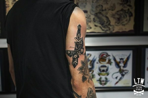 Tatuering-idéer-fjärilar-motiv-överarm-man