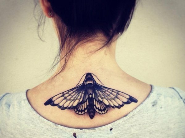 Tatuering-idéer-fjäril-kvinna-rygg-hals