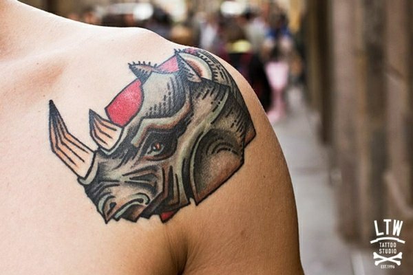 Tatuering-idéer-axel-noshörning-färgglada-kvinnor