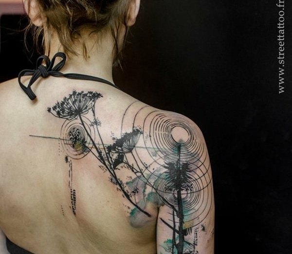 Tatuering-idéer-axel-överarm-blommor-geometriska motiv