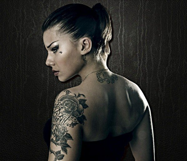 Tatuering idéer svarta rosor kvinnor motiv