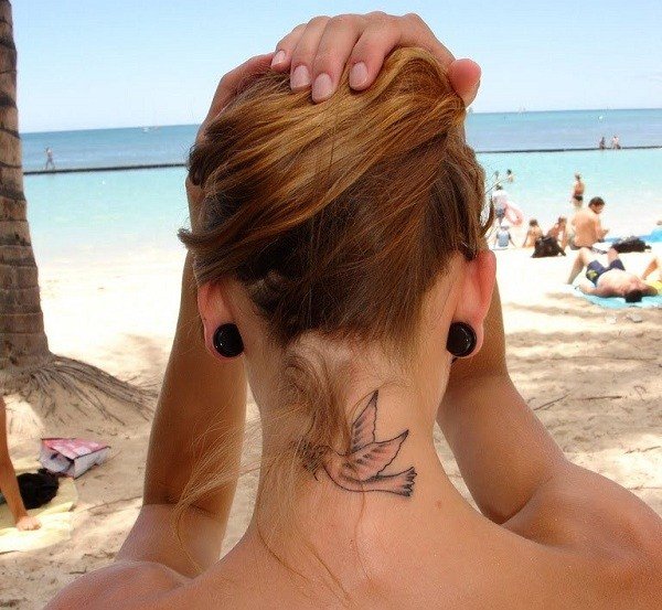 Tatuering-mönster-fåglar-rygg-hals