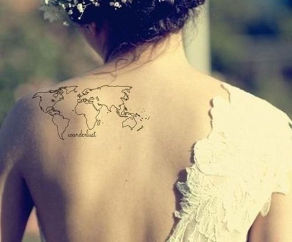 Tatuering idéer världskarta kvinna axelbräda motiv