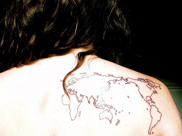 Tatueringsidéer världskarta kvinna axelmotiv