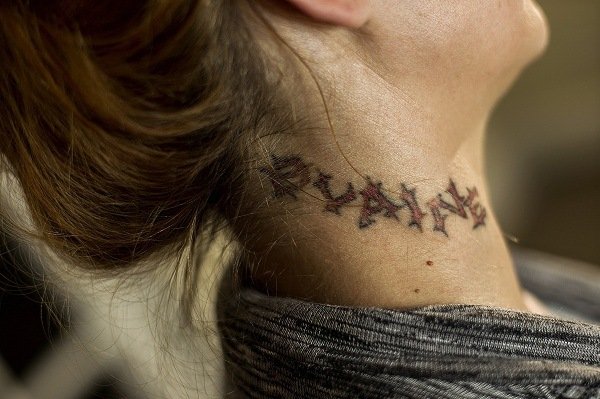 Tattoo designer kvinnor teckensnitt hals