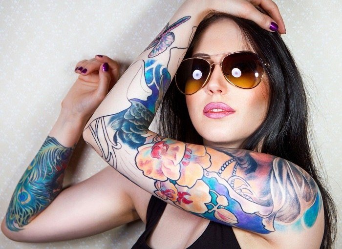 Tatuering-idéer-motiv-överarm-tatuering-blommor-färgglada