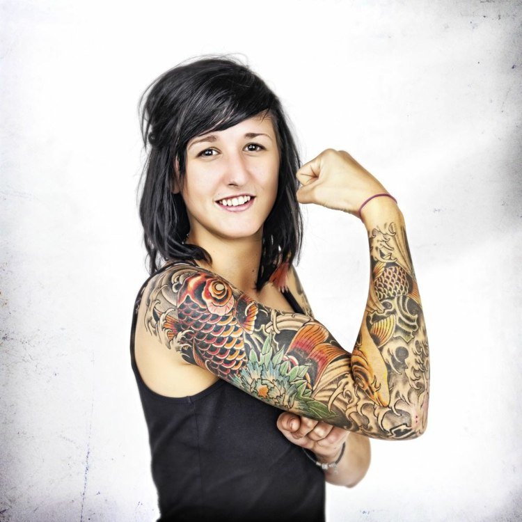tatueringsmotiv tatueringar kvinnor armhylsa-koi-kinesiska-motiv-färgglada