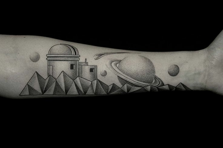 tatueringsmotiv mall-saturn-planet-tatuerare