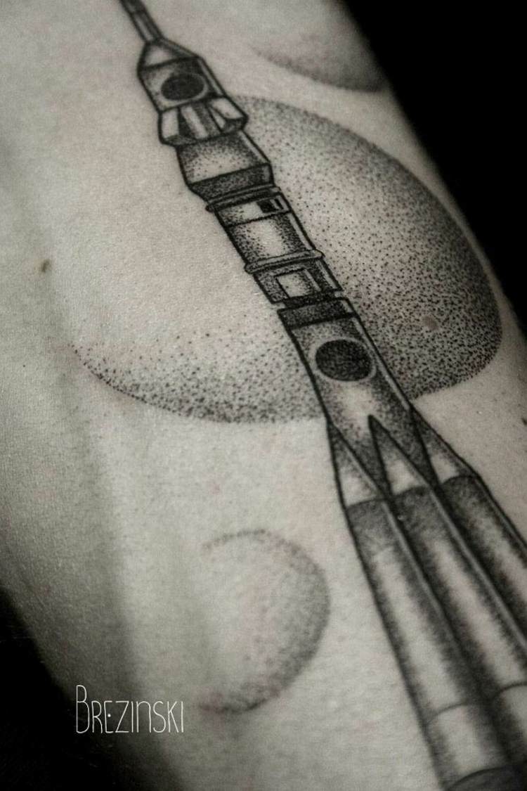 tatuering-motiv-raket-astronaut-hud-konst-kropp