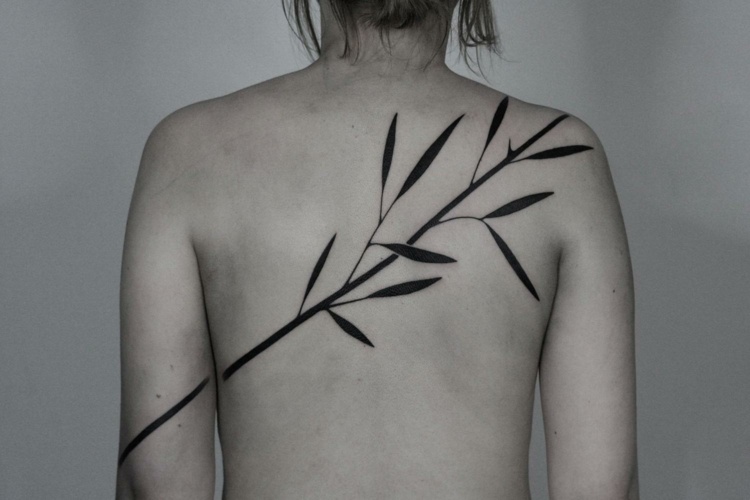 tatuering-motiv-enkla-tillbaka-kvist-blaetter-feminin