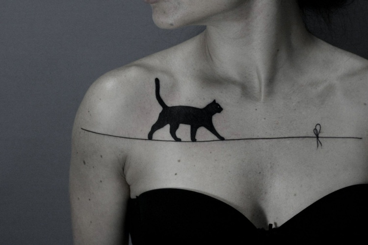 tatueringsmotiv bröst-katt-rep-damer-idé