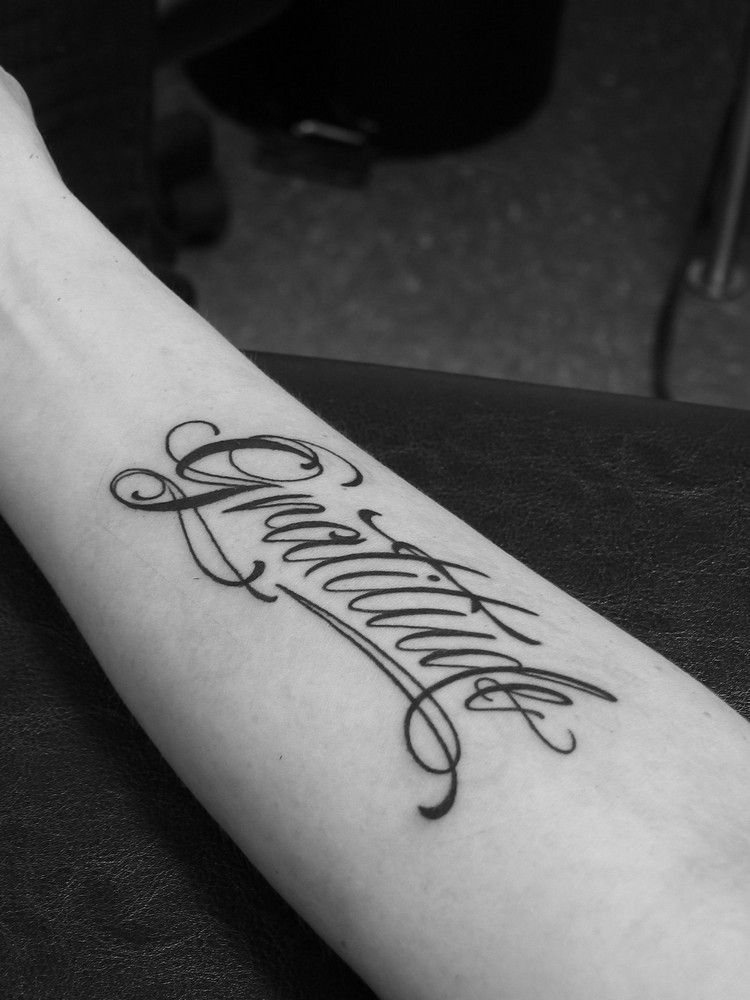tatuering teckensnitt underarm ord tatuering