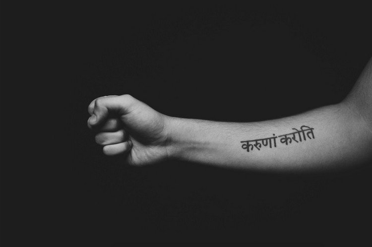 tatuering-teckensnitt-arabiska-skript-underarm-man