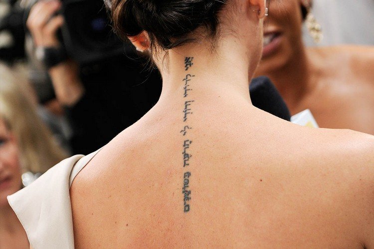 tatuering-teckensnitt-arabiska-skript-tatuering-tillbaka