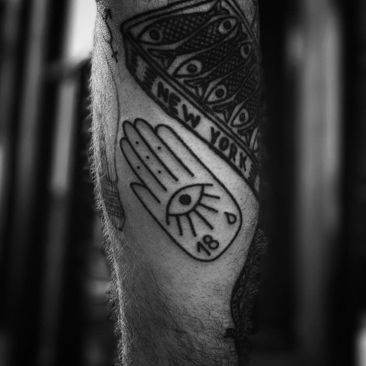 Handgenomborrad tatuering man samsa hand med öga
